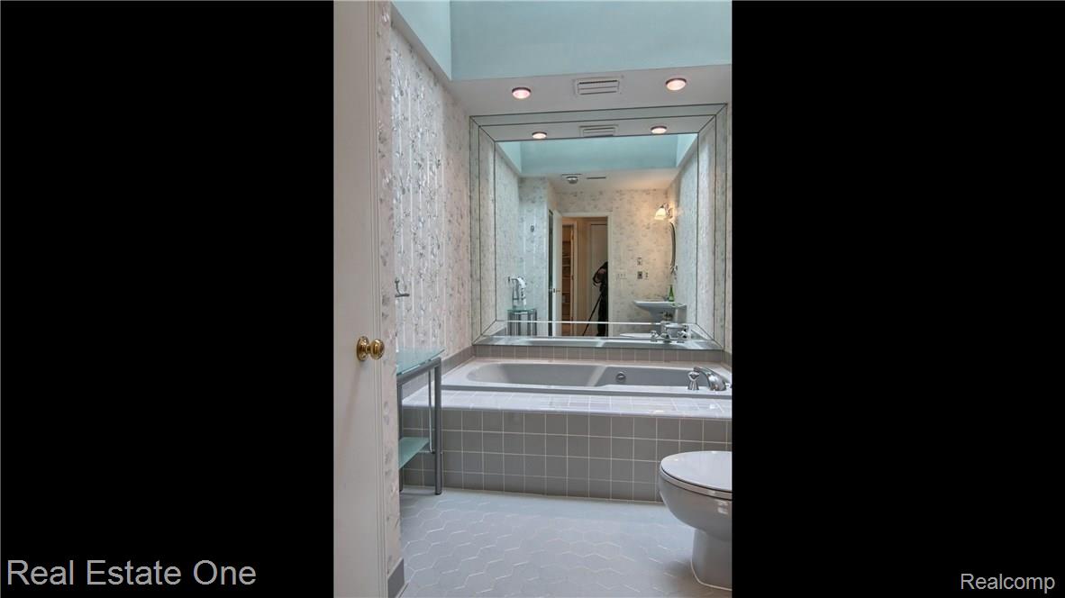 1626 Kingsmere Circle Rochester, MI 48309 - Photo 23 of 31 Bathroom_2nd_View.jpg
