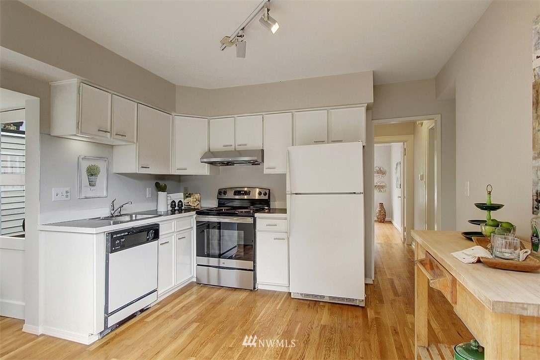 3909 Interlake Avenue North Seattle, WA 98103 - Photo 12 of 38 Gallery Image 12