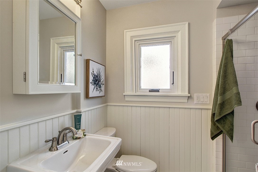 3909 Interlake Avenue North Seattle, WA 98103 - Photo 17 of 38 Gallery Image 17