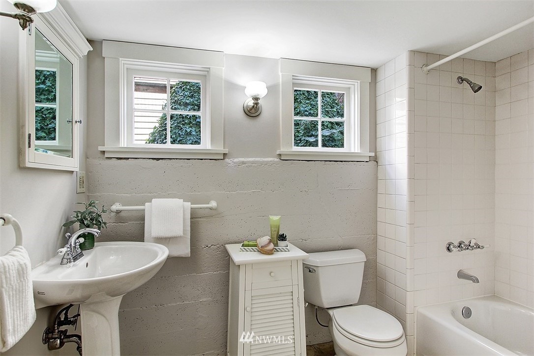 3909 Interlake Avenue North Seattle, WA 98103 - Photo 26 of 38 Gallery Image 26