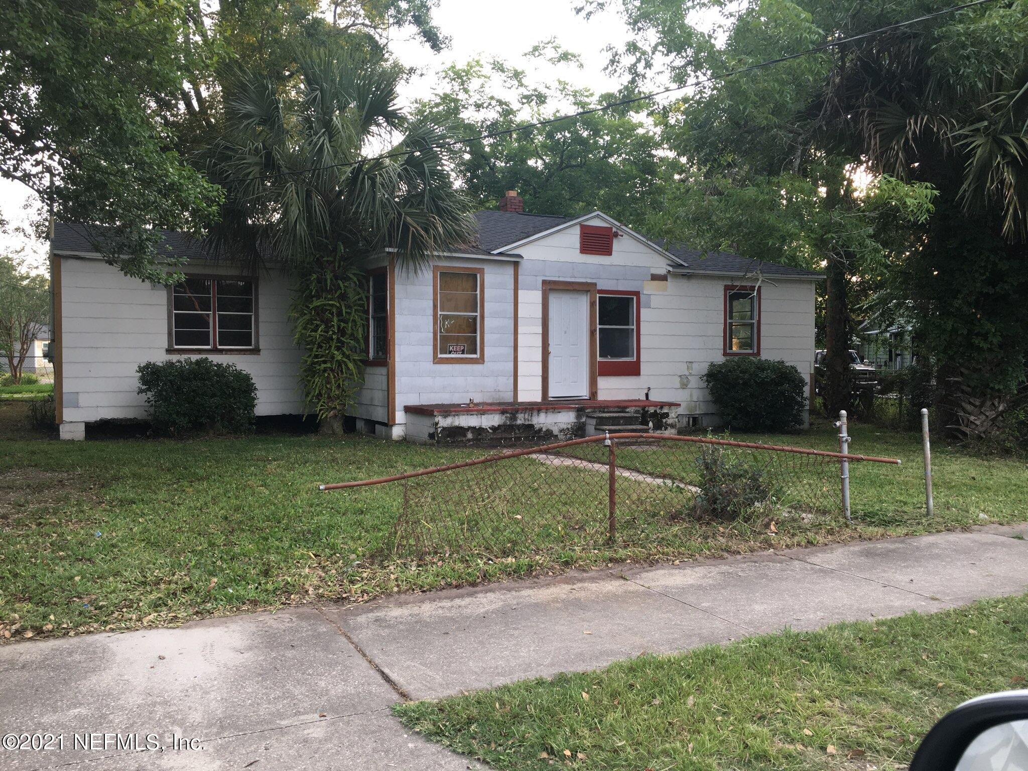 a view of a house with backyard and garden