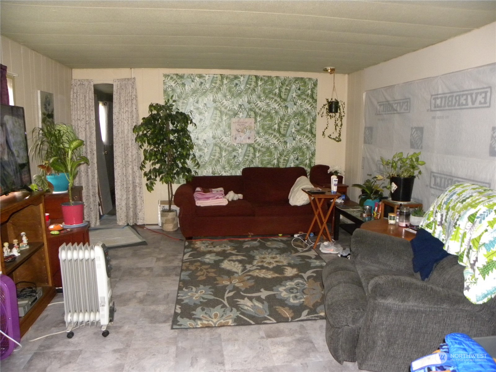 15503 Cedar Park Road Southeast, Unit 14 Olalla, WA 98359 - Photo 8 of 31 a living room with furniture and a potted plant