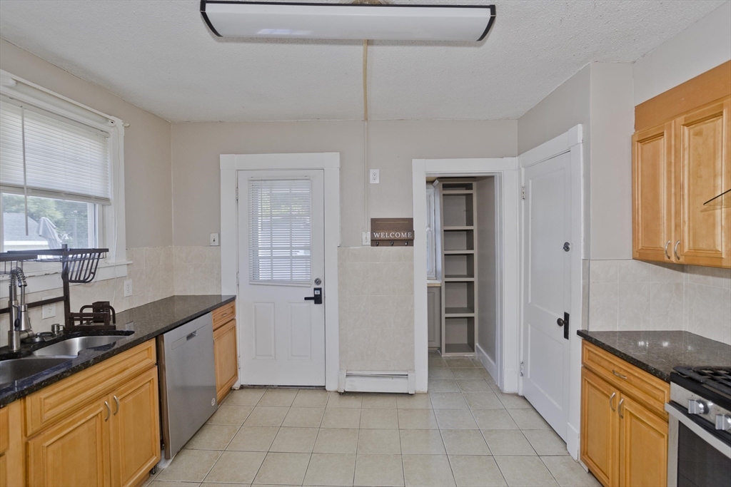 121 Dorset Street Springfield, MA 01108 - Photo 9 of 40