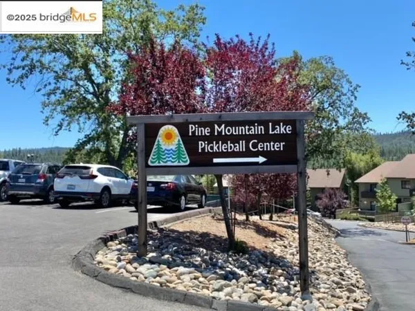 a sign that is sitting in the middle of a park