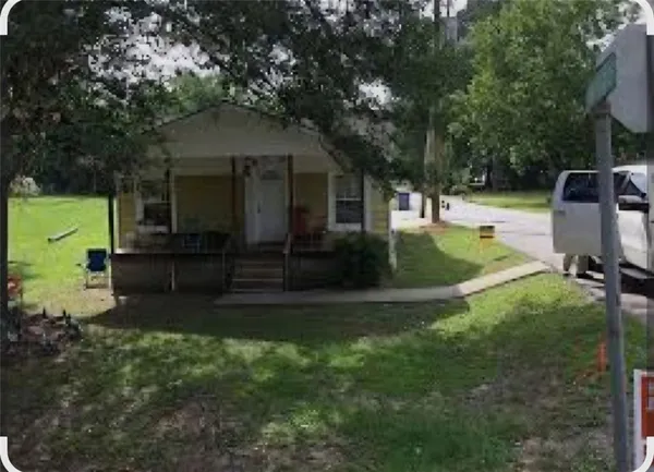 a view of a house with backyard