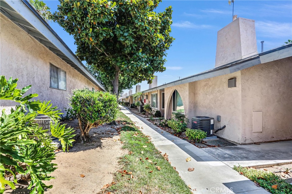 2891 Canyon Crest, Unit 15 Riverside, CA 92507 - Photo 3 of 28