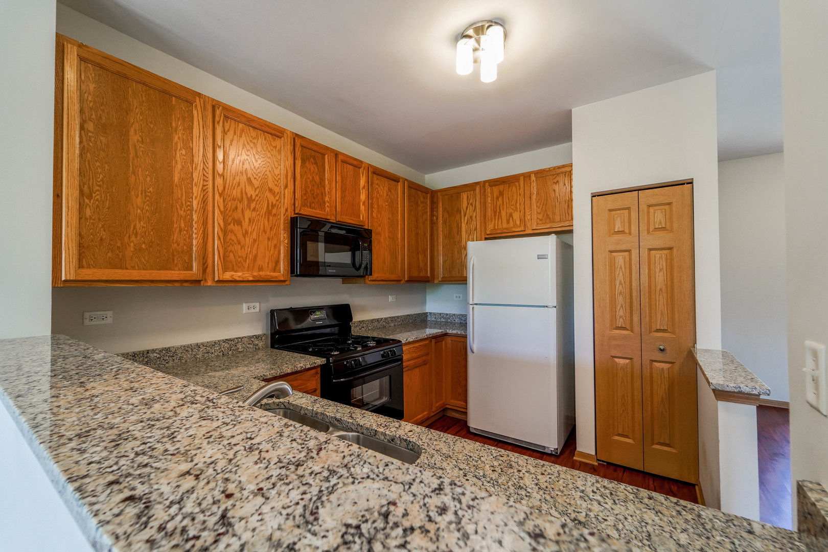 934 Genesee Drive Naperville, IL 60563 - Photo 5 of 30