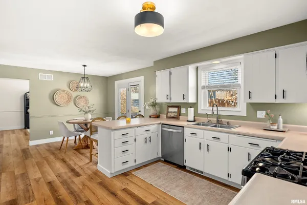 $320,000 | 401 Illini Drive, East Peoria, IL 61611
