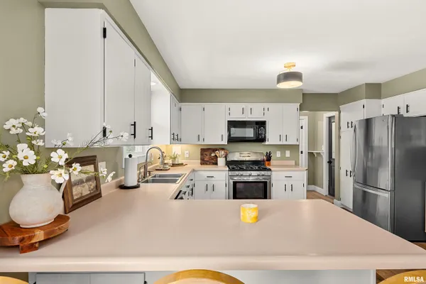 $320,000 | 401 Illini Drive, East Peoria, IL 61611
