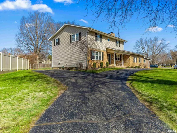 $320,000 | 401 Illini Drive, East Peoria, IL 61611