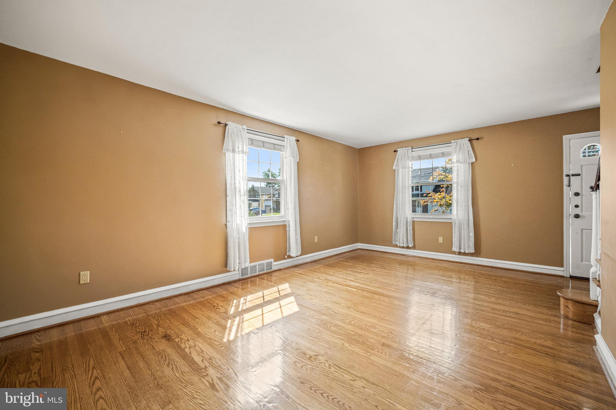 231 Springfield Road Aldan, PA 19018 - Photo 6 of 41 Living Room