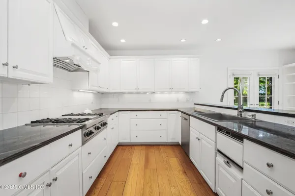 $2,700,000 | 53 Shady Lane, Greenwich, CT 06831