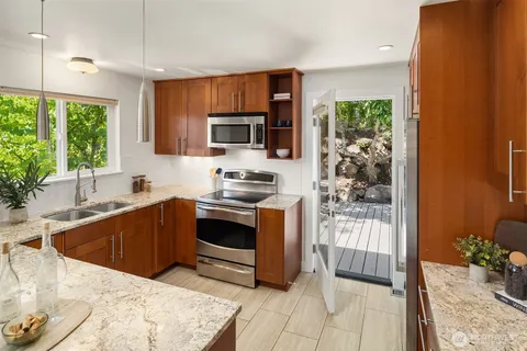 $1,250,000 | 2600 West Howe Street, Seattle, WA 98199