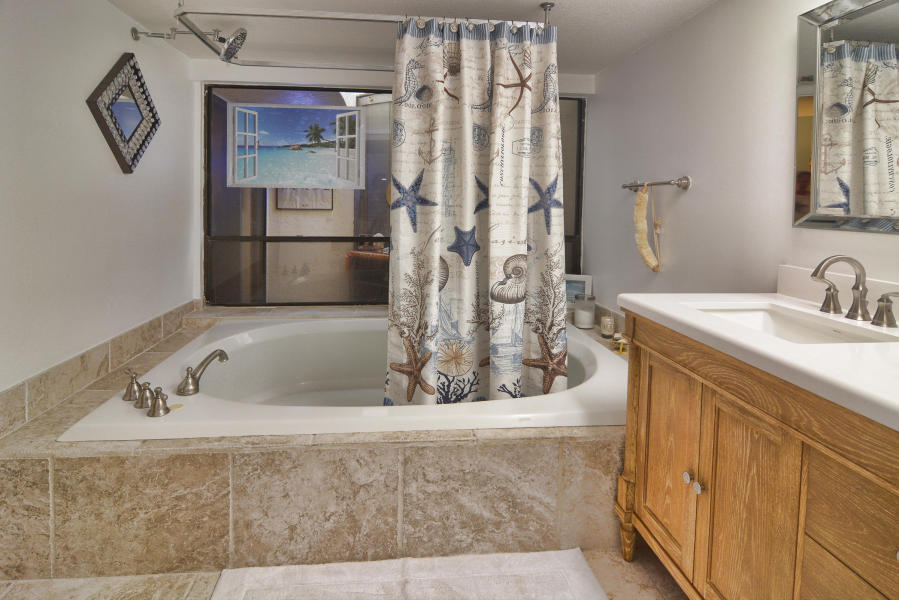 1605 Highway 1, Unit 4D Jupiter, FL 33477 - Photo 9 of 12 Bathoom 2