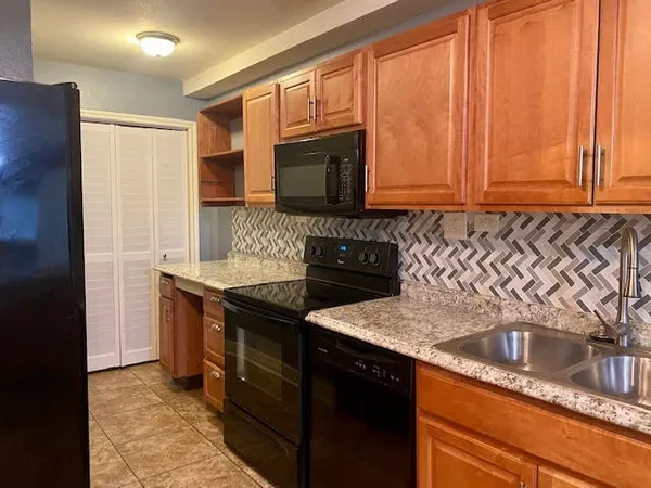 $1,100 | 7648 Broadview Drive, Unit 104, Houston, TX 77061