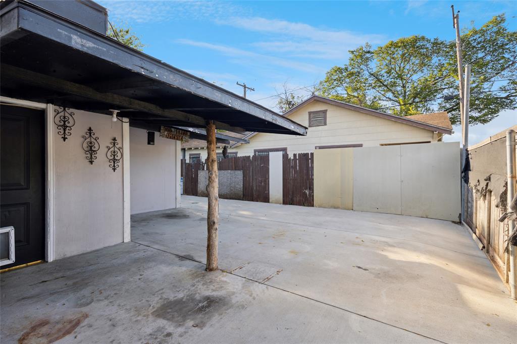 3000 Burchill Road South Fort Worth, TX 76105 - Photo 25 of 26 a view of a garage