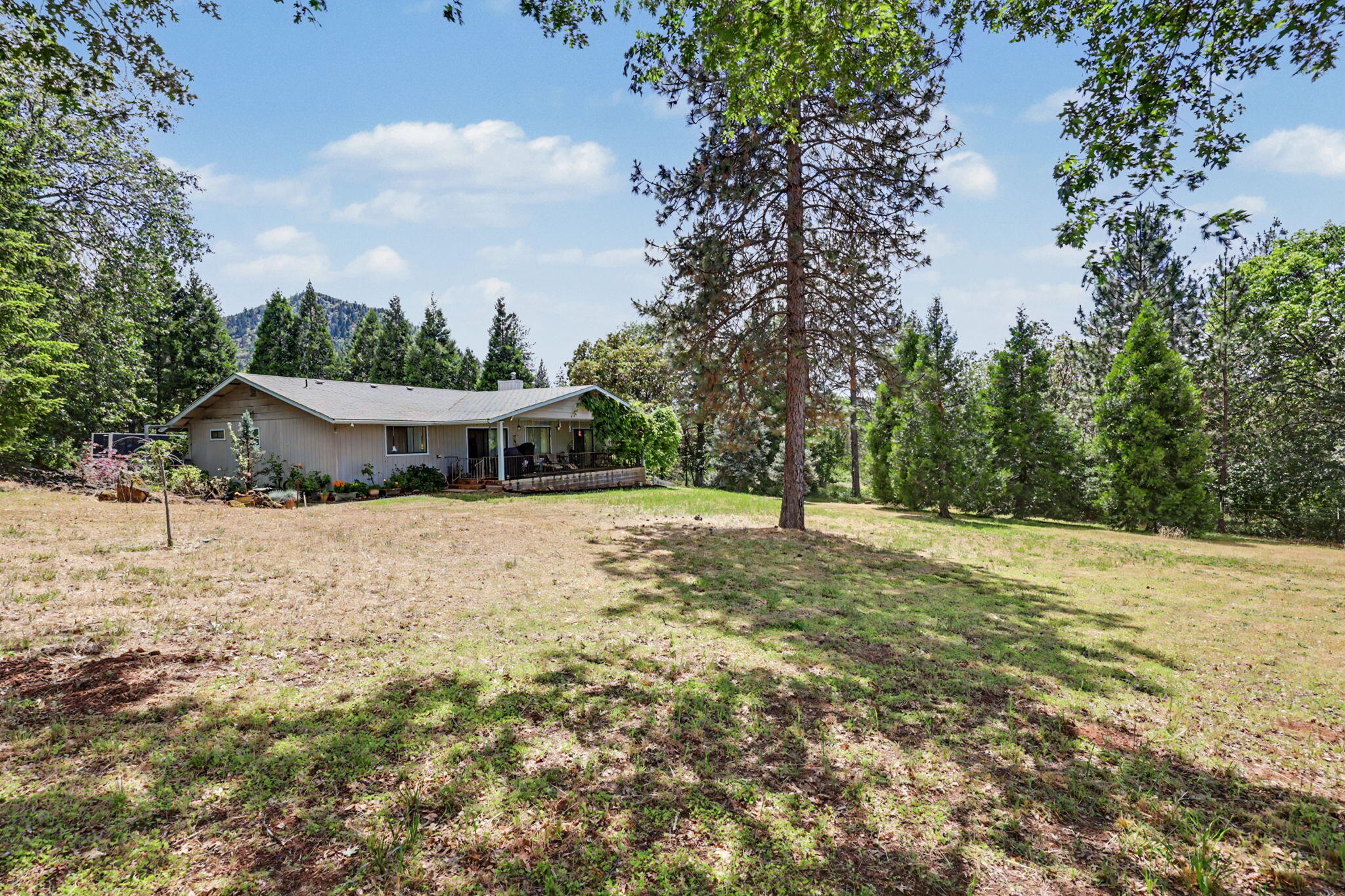 758 Summit Loop Grants Pass, OR 97527 - Photo 16 of 40