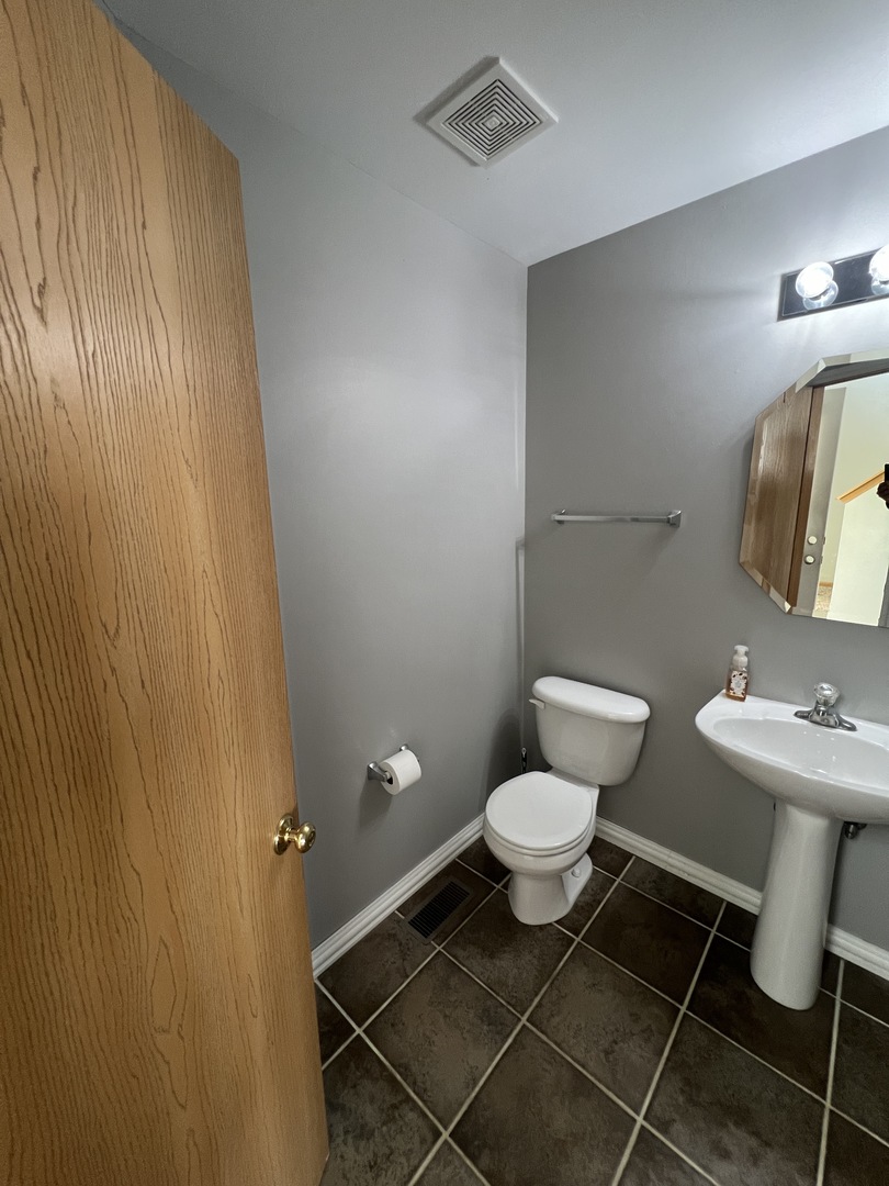 507 Prairie View Drive Minooka, IL 60447 - Photo 9 of 18 a bathroom with a sink toilet and a mirror