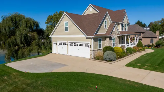 a view of a house with a yard