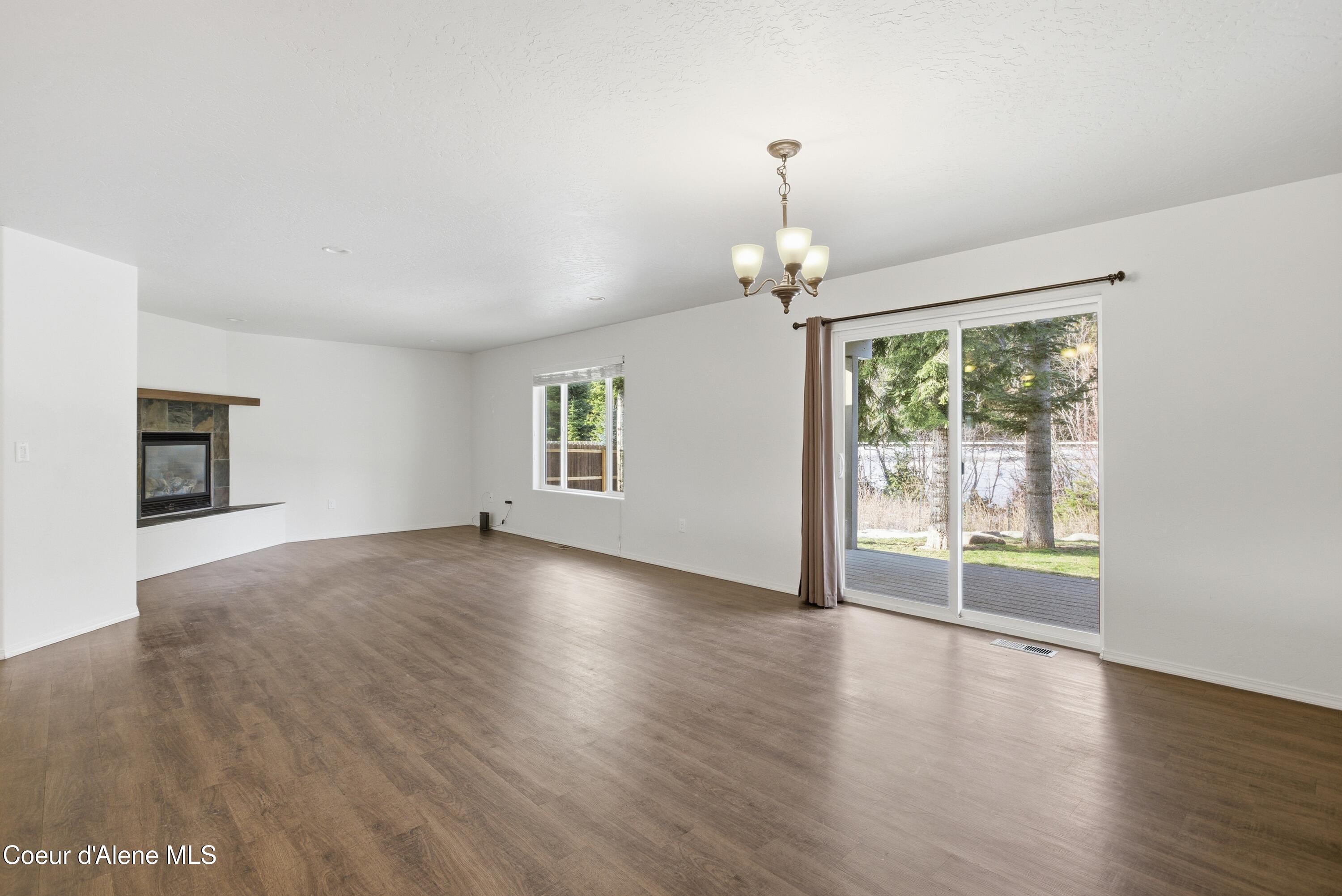 1121 Honeysuckle Avenue Sandpoint, ID 83864 - Photo 3 of 41 Living Room