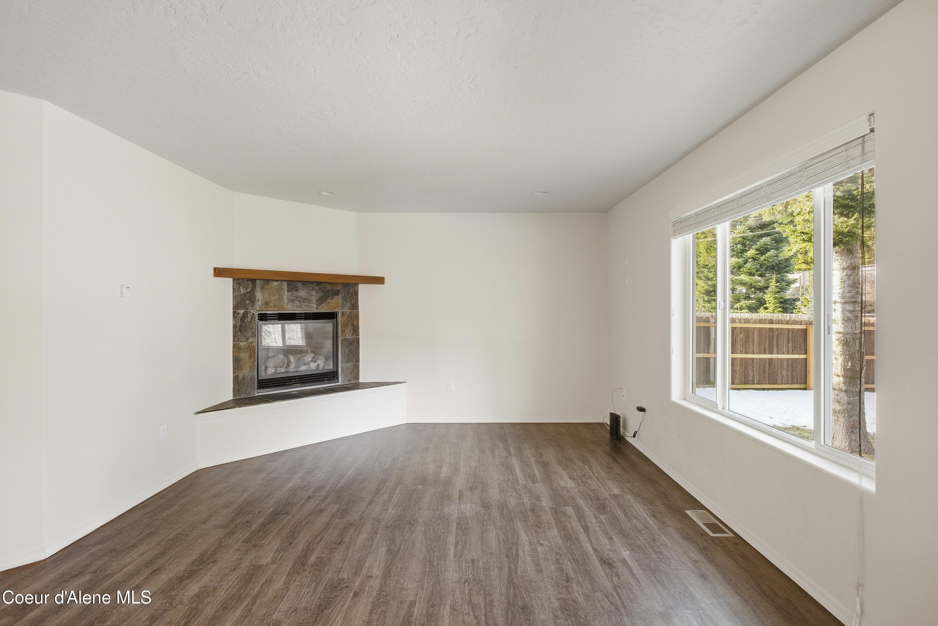 1121 Honeysuckle Avenue Sandpoint, ID 83864 - Photo 4 of 41 Living Room