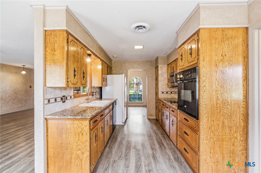703 Tranquillo Drive Victoria, TX 77905 - Photo 12 of 34 Kitchen