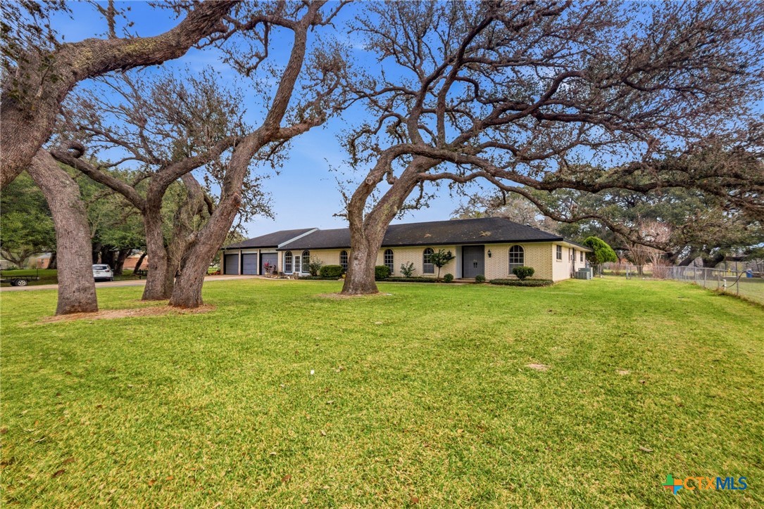 703 Tranquillo Drive Victoria, TX 77905 - Photo 2 of 34