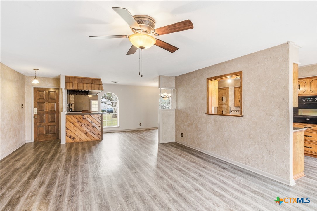 703 Tranquillo Drive Victoria, TX 77905 - Photo 10 of 34 Living Room