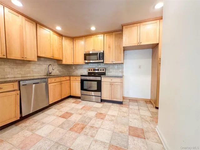 $400,000 | 18 Granada Crescent, Unit 1, White Plains, NY 10603