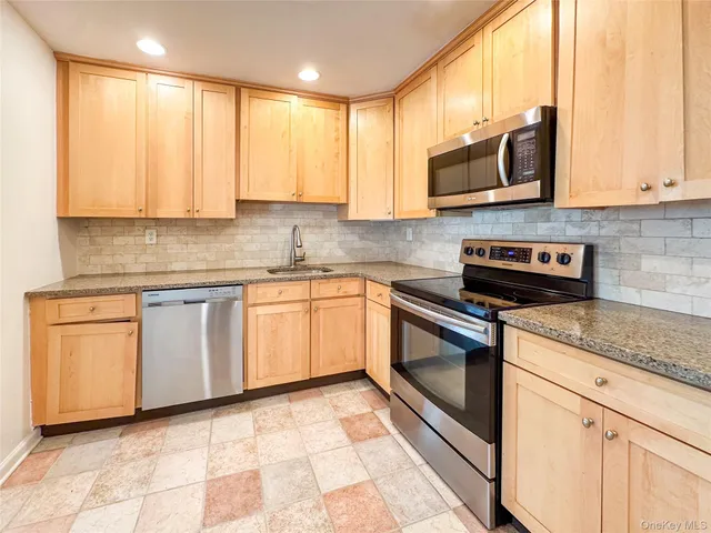 $400,000 | 18 Granada Crescent, Unit 1, White Plains, NY 10603