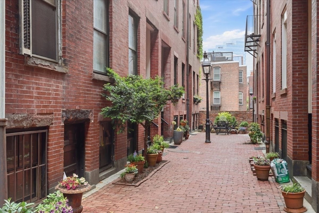 6 Goodwin Place, Unit 4 Boston, MA 02114 - Photo 4 of 27