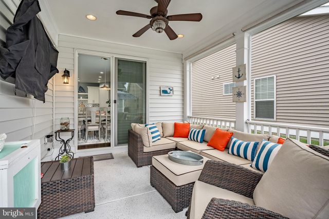 a picture of a wall with a white wall and a white wall