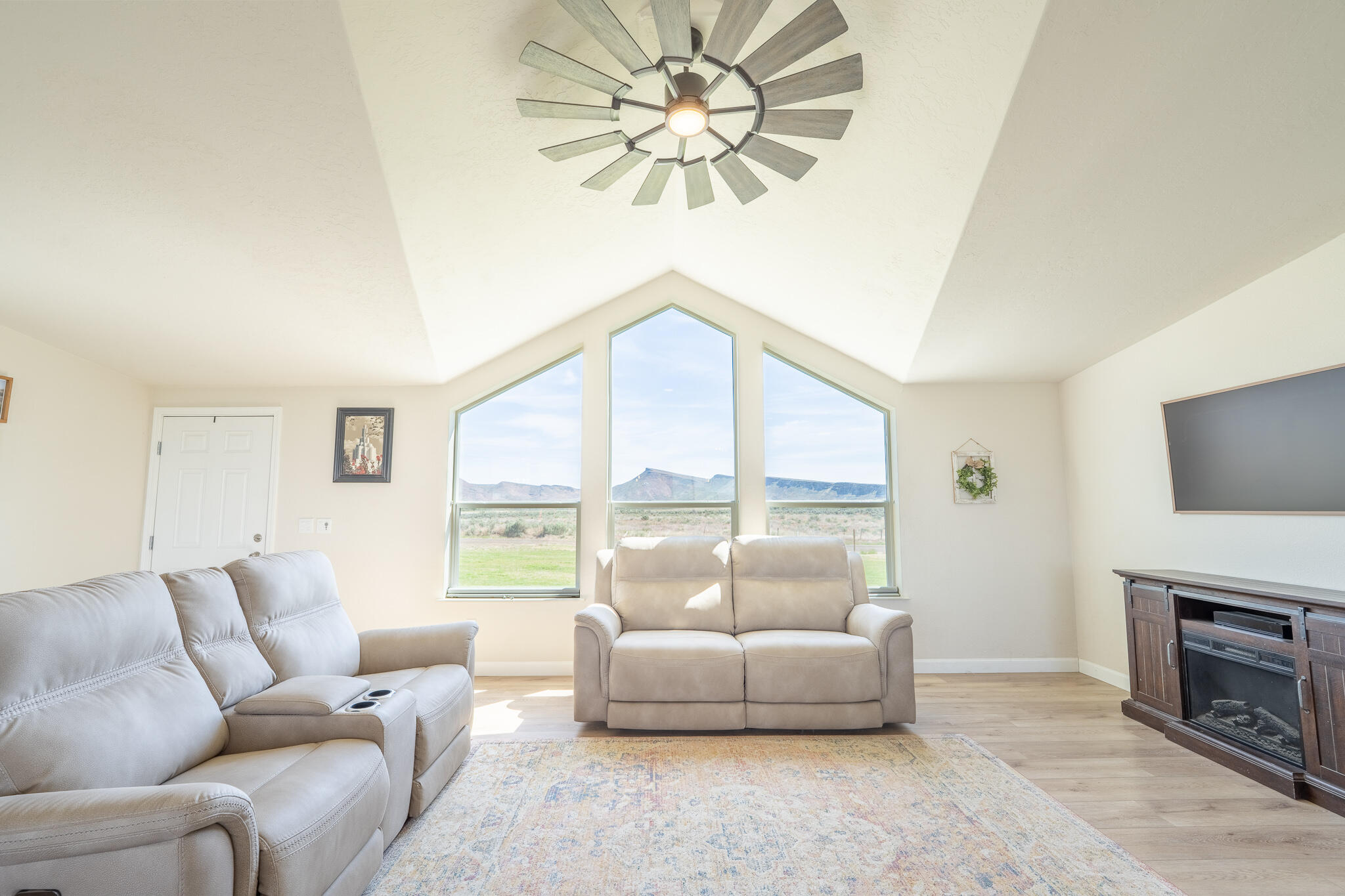 275 Cutoff Road Bellevue, ID 83313 - Photo 12 of 37 Living Room