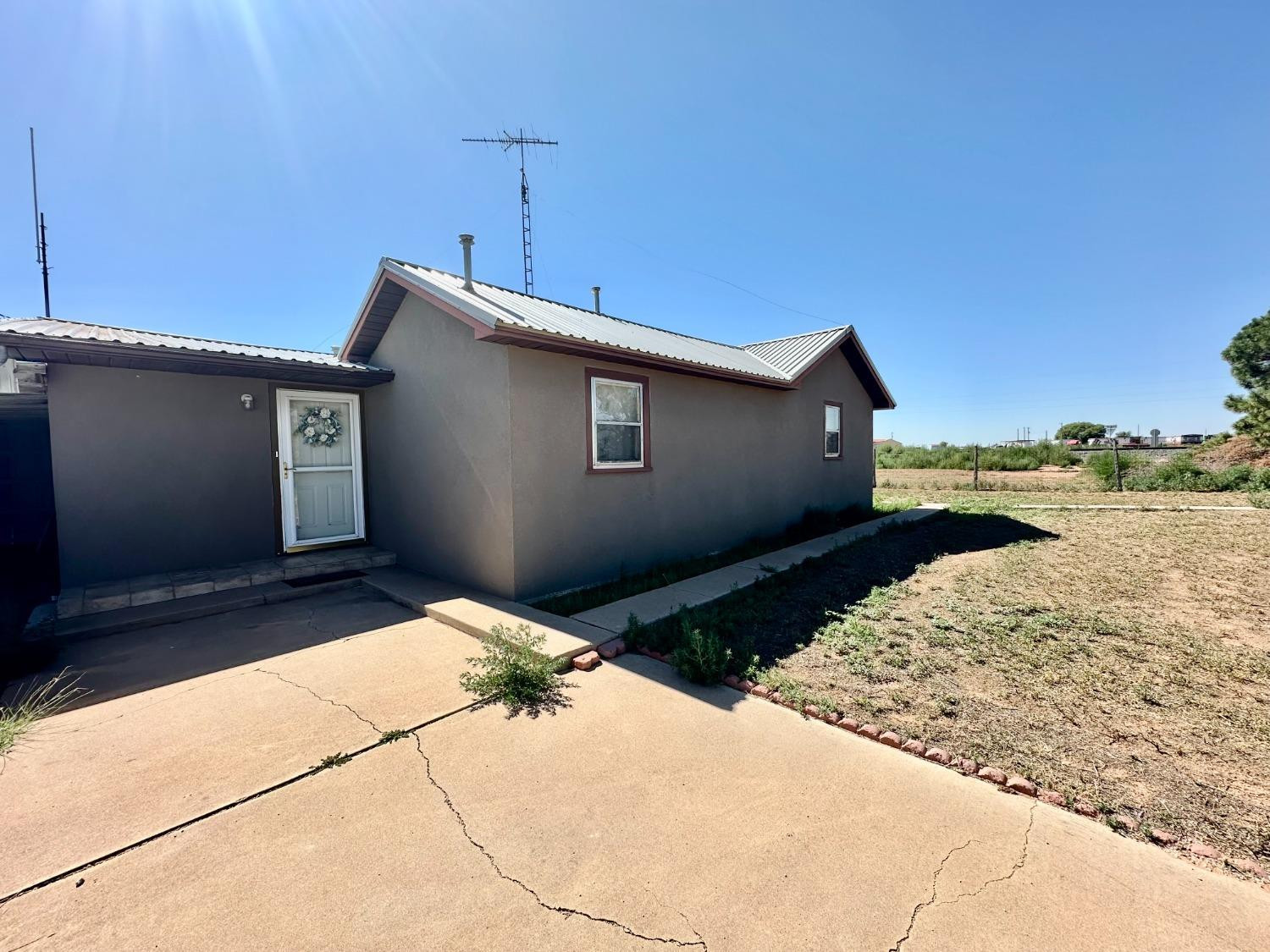 615 Highway 84 Friona, TX 79035 - Photo 4 of 41 a backyard of a house with lots of green space