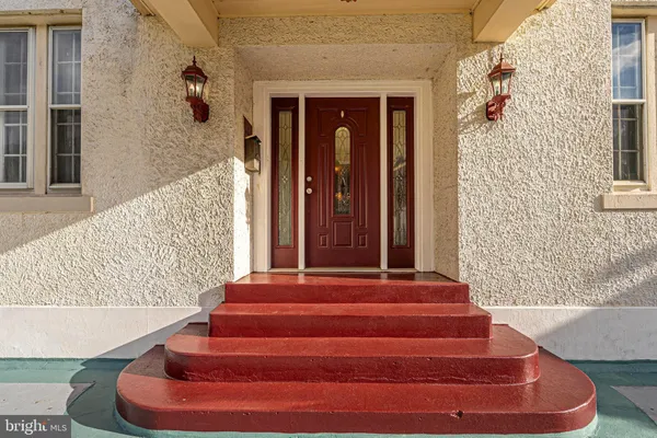 a view of entryway with a front door