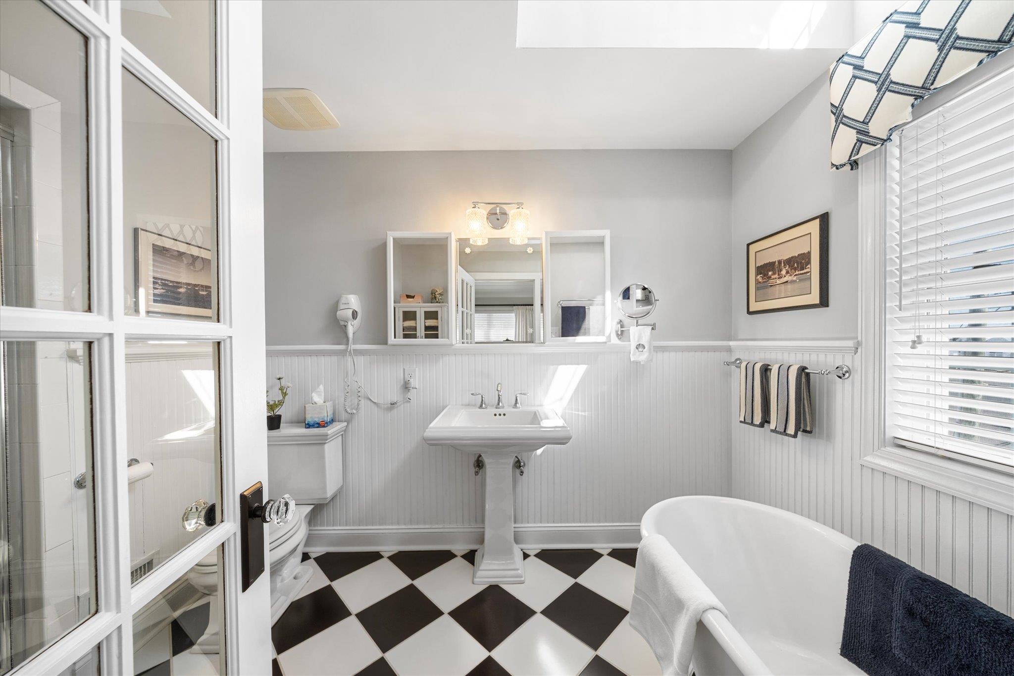 11 Leonard's Lane Avalon, NJ 08202 - Photo 22 of 34 a bathroom with a sink a mirror and a toilet