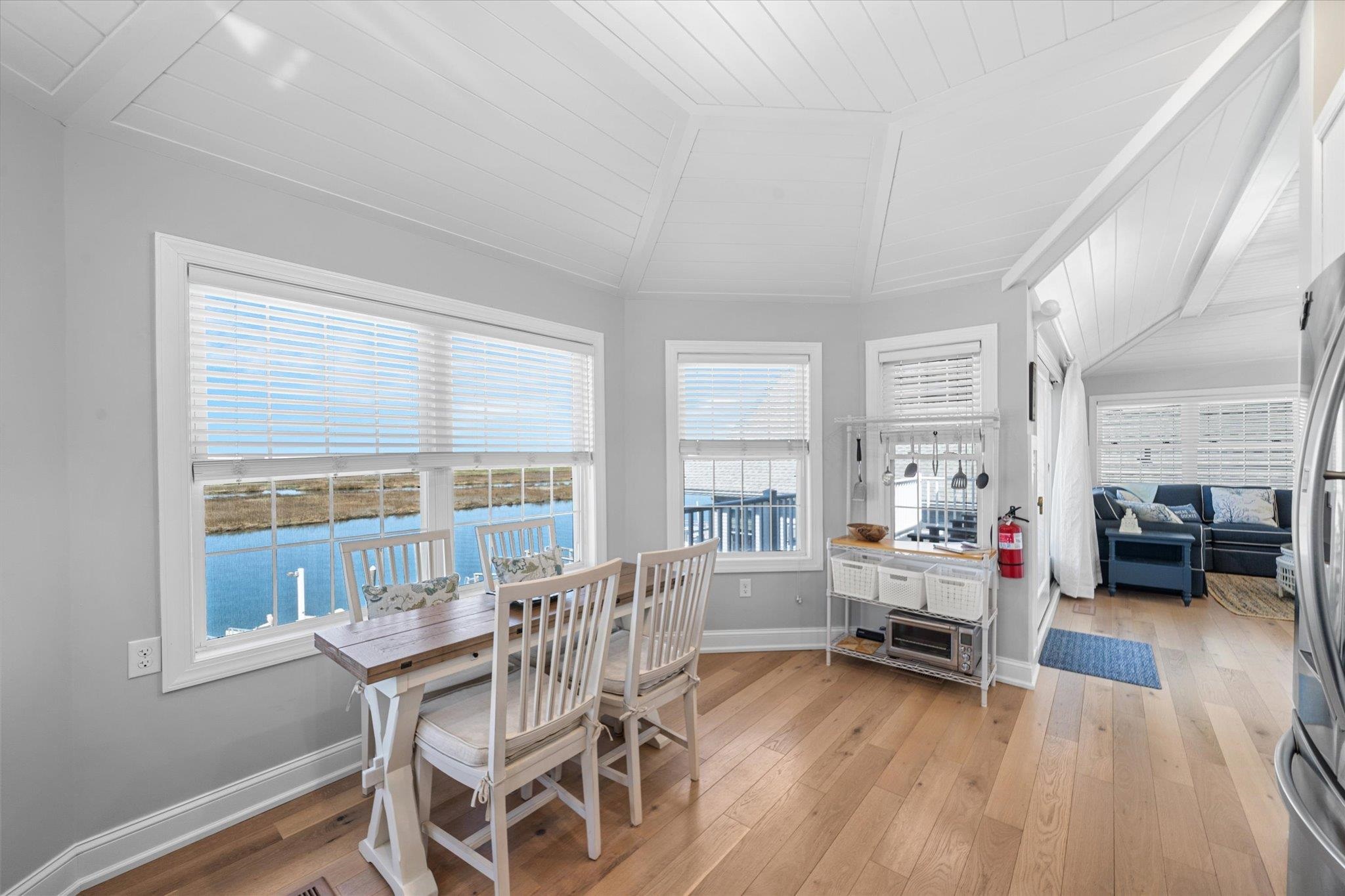 11 Leonard's Lane Avalon, NJ 08202 - Photo 32 of 34 a living room with furniture and a large window