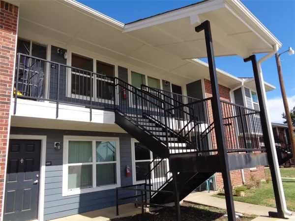 a view of entryway with a front door