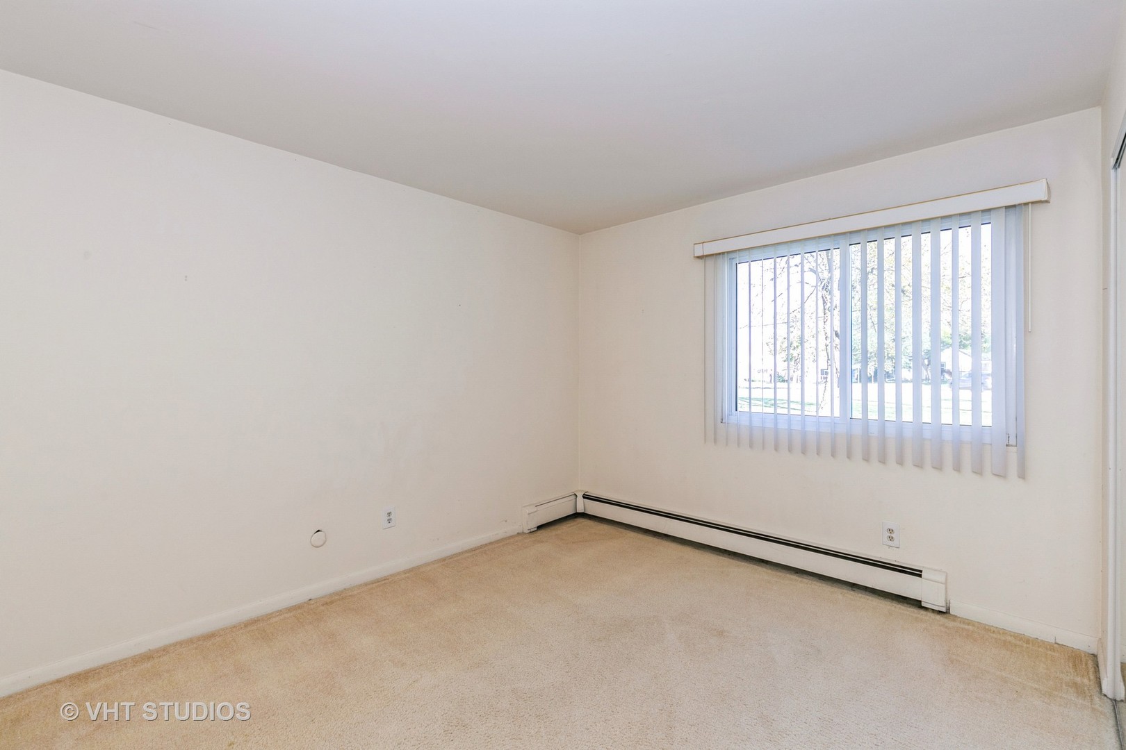 19330 Wolf Road, Unit 4 Mokena, IL 60448 - Photo 2 of 11 an empty room with a window