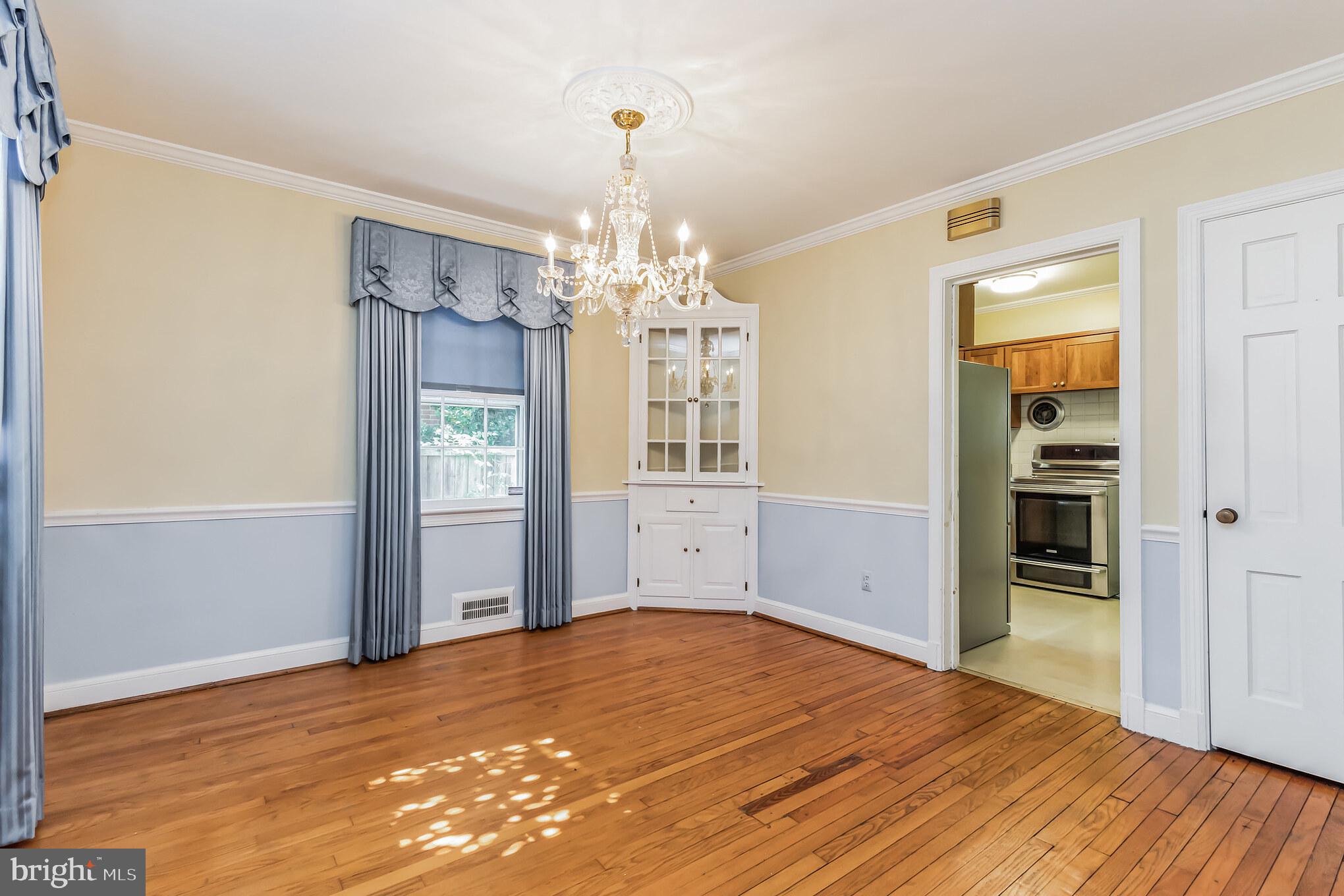 9410 Colesville Road Silver Spring, MD 20901 - Photo 7 of 38 Separate dining room