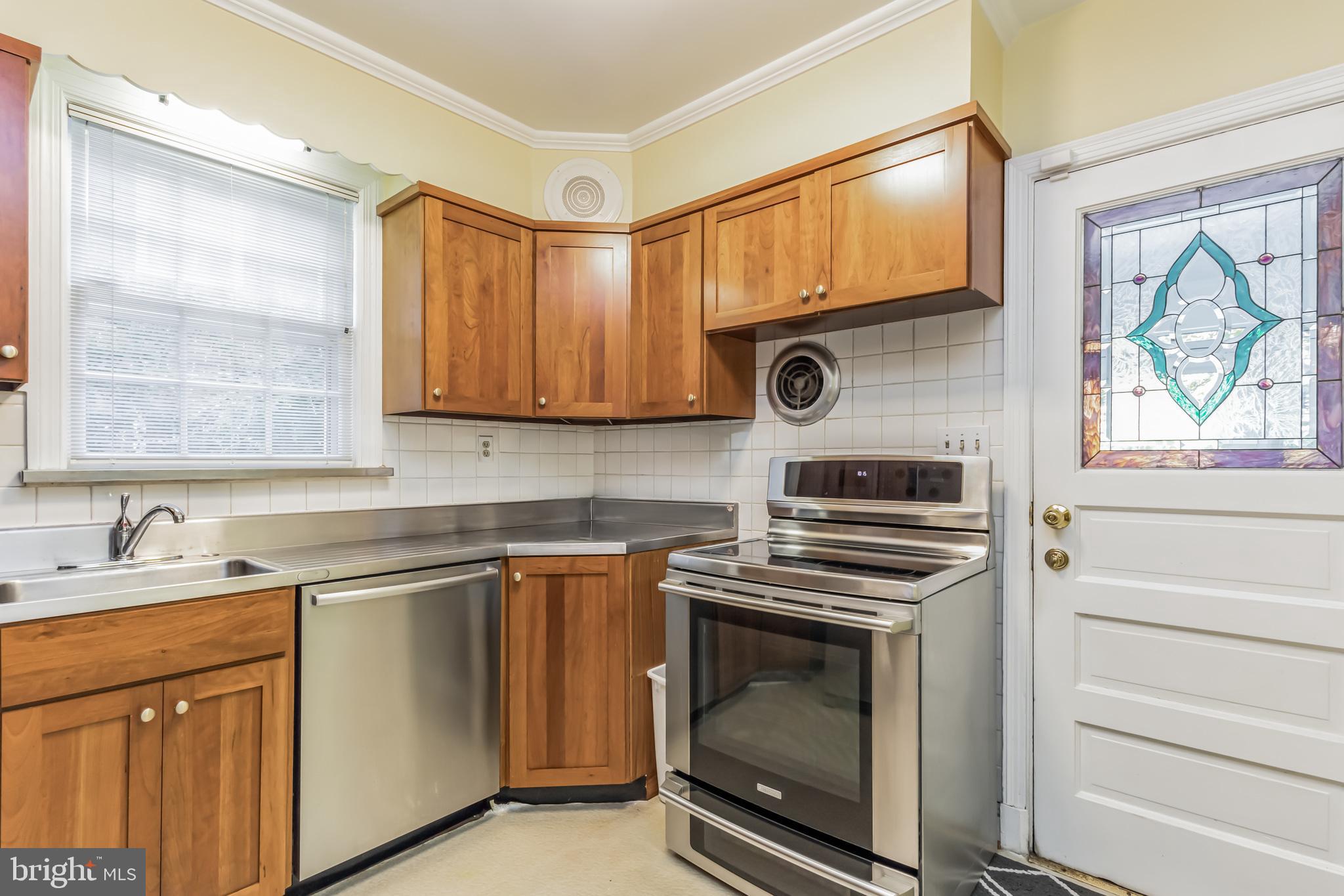 9410 Colesville Road Silver Spring, MD 20901 - Photo 9 of 38 Kitchen with stainless steel appliances