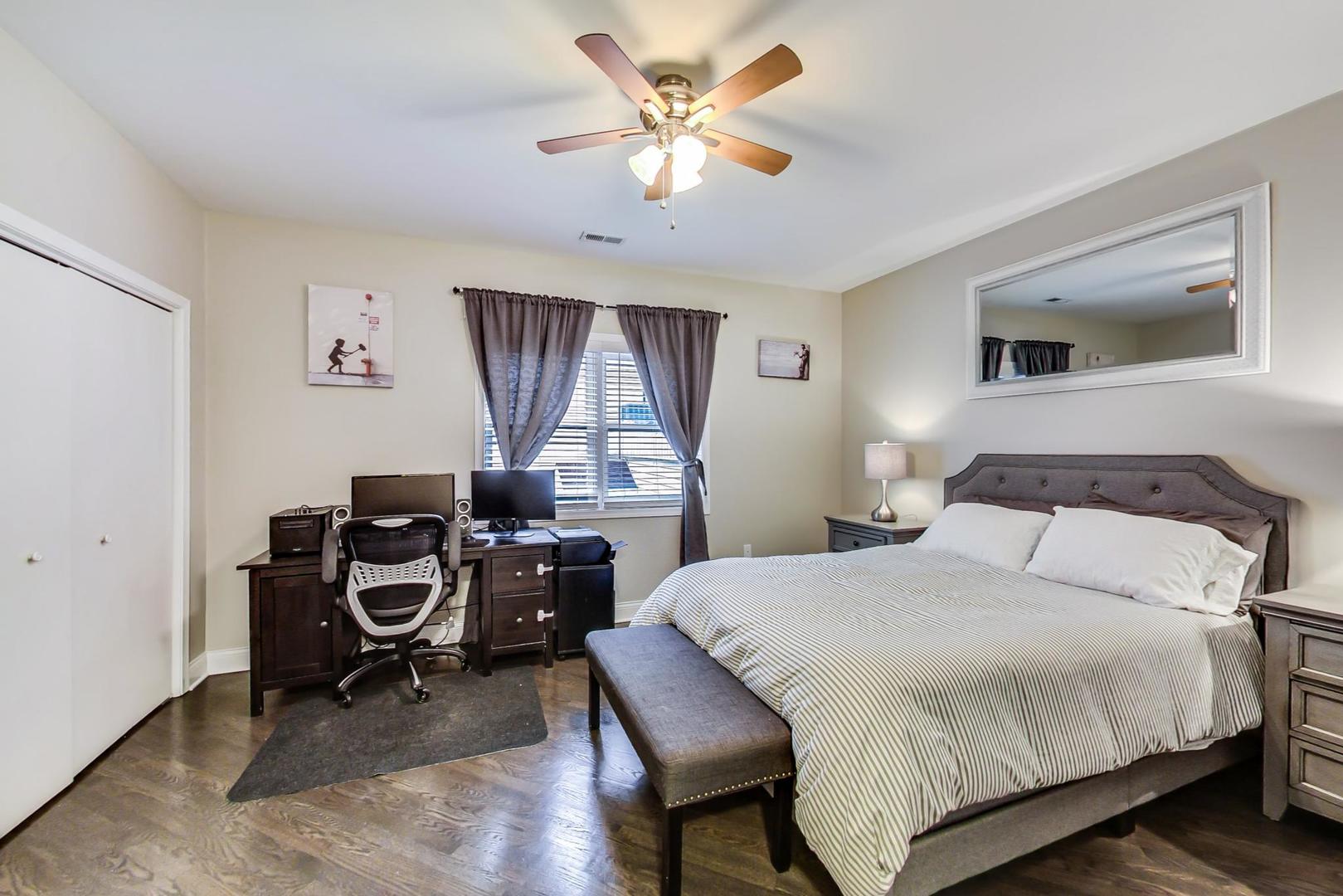 1532 West Fry Street, Unit 1 Chicago, IL 60642 - Photo 31 of 34 a bedroom with a workspace