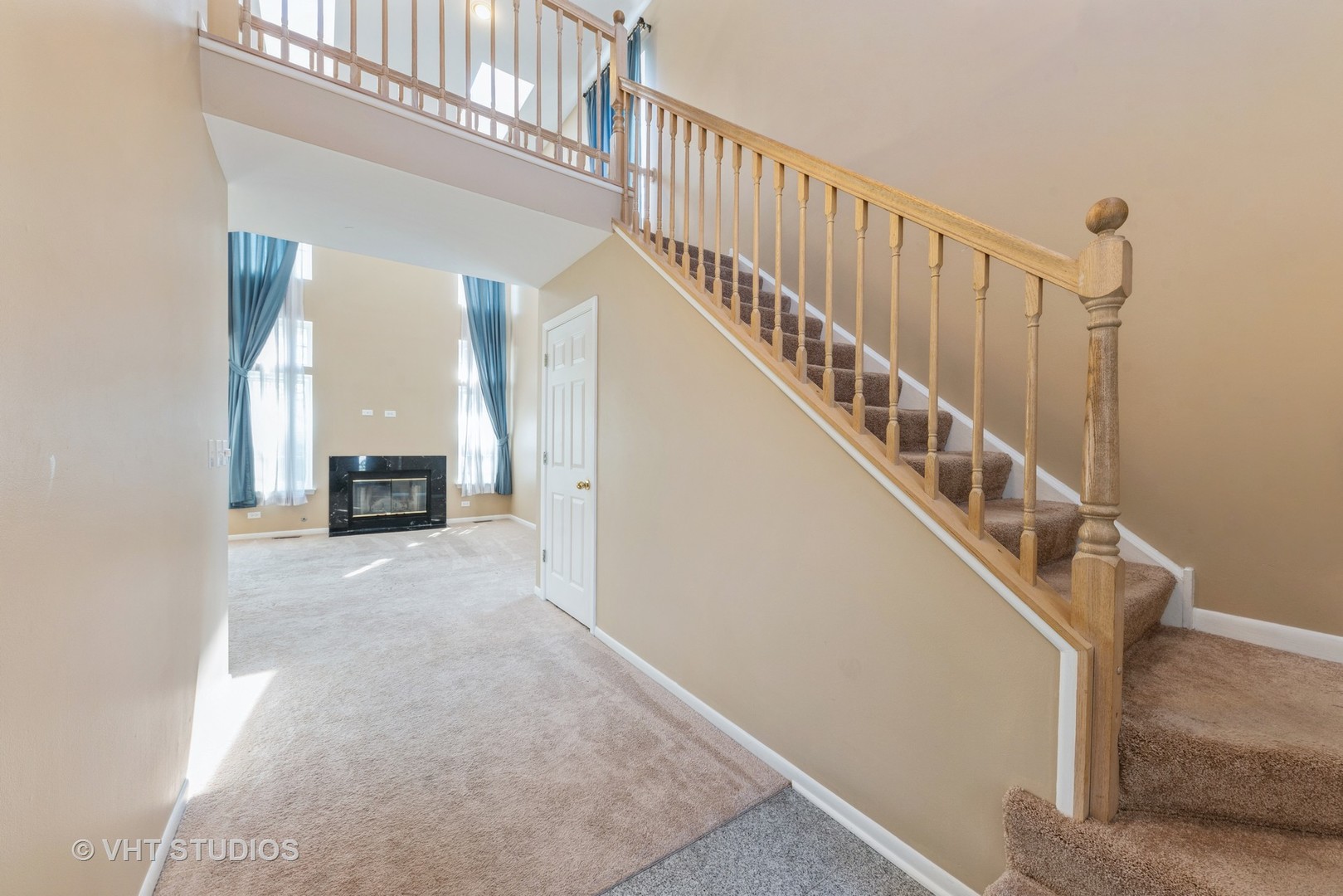 253 Hawk Court Schaumburg, IL 60193 - Photo 2 of 15 a view of entryway and hall with wooden floor