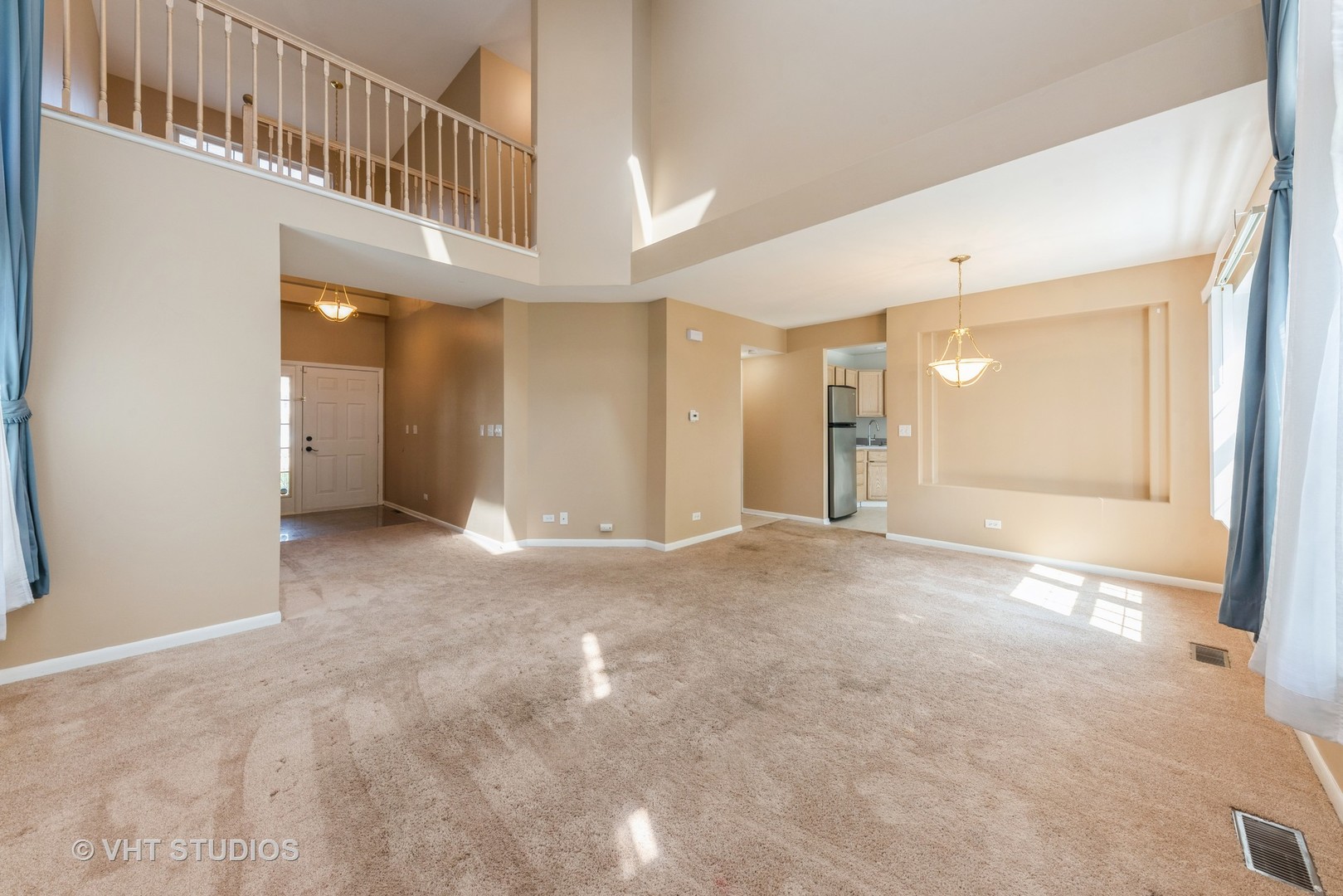 253 Hawk Court Schaumburg, IL 60193 - Photo 4 of 15 a view of an empty room with a bathroom