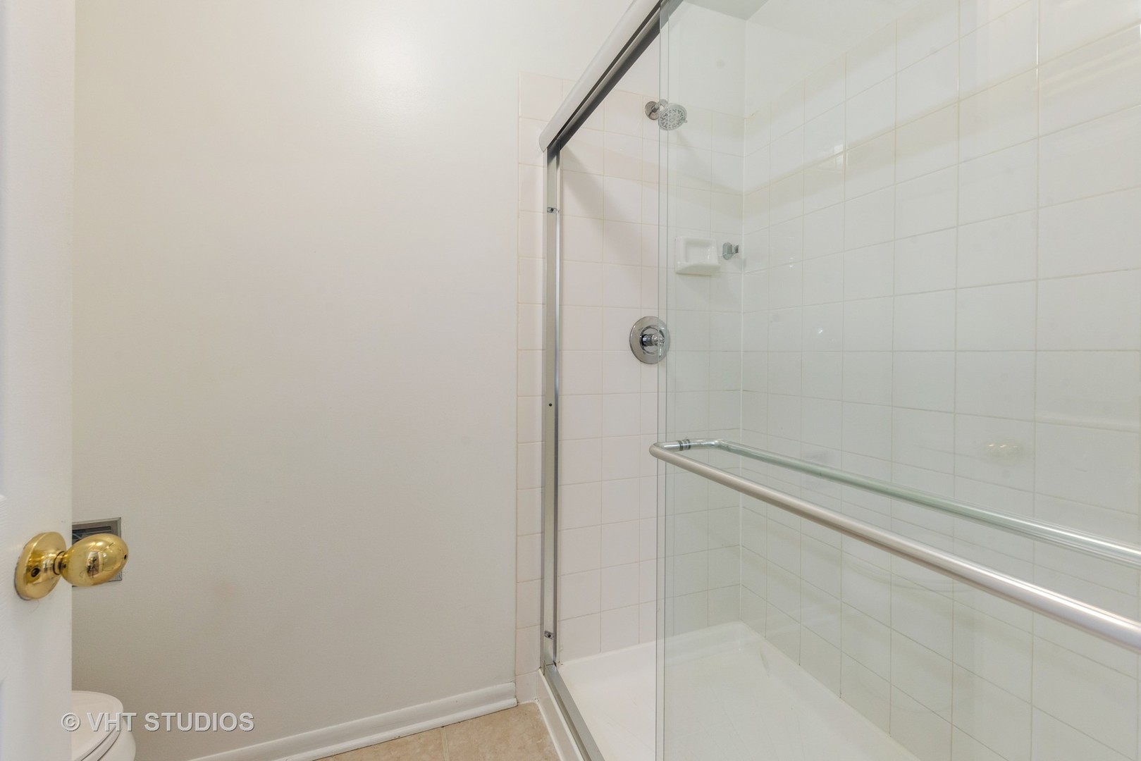 253 Hawk Court Schaumburg, IL 60193 - Photo 9 of 15 a bathroom with a shower