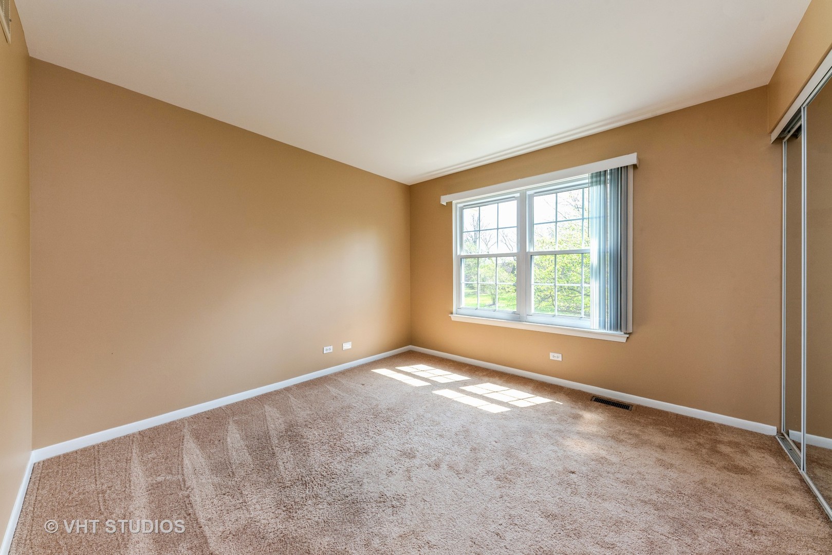 253 Hawk Court Schaumburg, IL 60193 - Photo 10 of 15 an empty room with windows