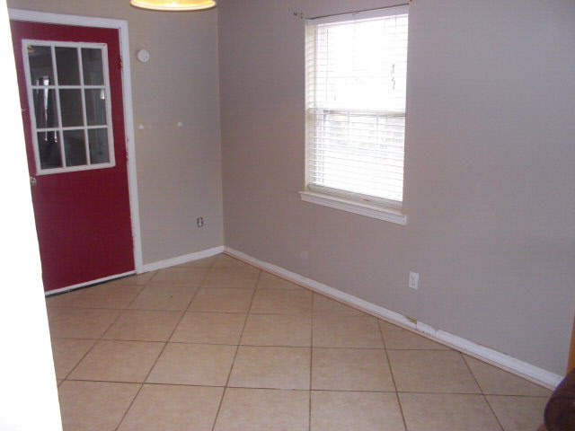18812 Crocker Lane Foley, AL 36535 - Photo 4 of 14 Dining with door to rec room