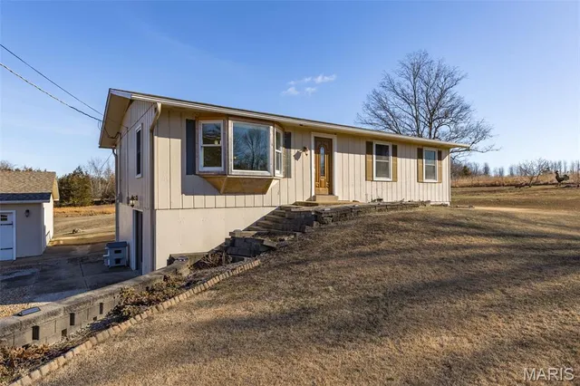 $305,000 | 2950 Stone House Road, De Soto, MO 63020
