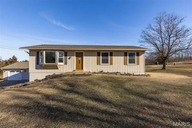 $305,000 | 2950 Stone House Road, De Soto, MO 63020