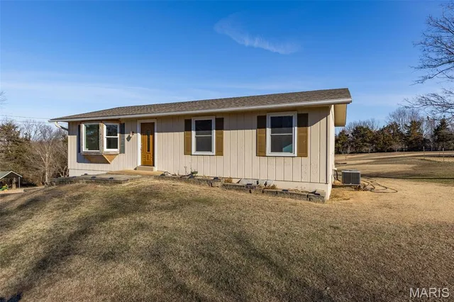 $305,000 | 2950 Stone House Road, De Soto, MO 63020